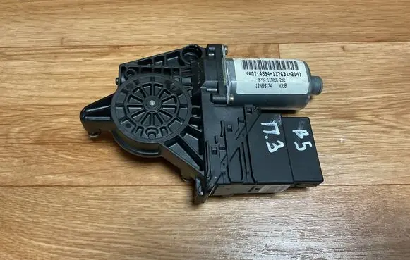 Volkswagen PASSAT B5 Rear door window regulator motor 3B9839752CD 9700119096202 48341176312