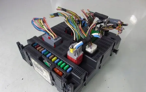 Peugeot 308 Fuse module 9663798180