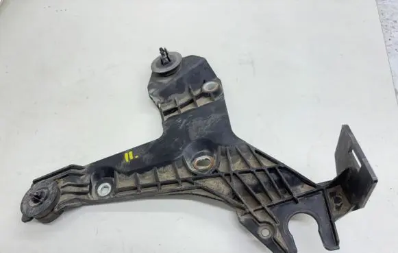 Volvo V70 Air filter cleaner box bracket assembly 30636575