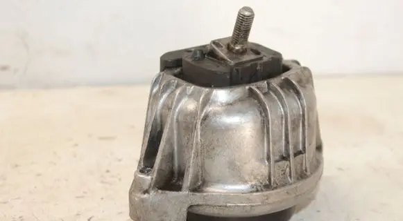 Engine mount bracket