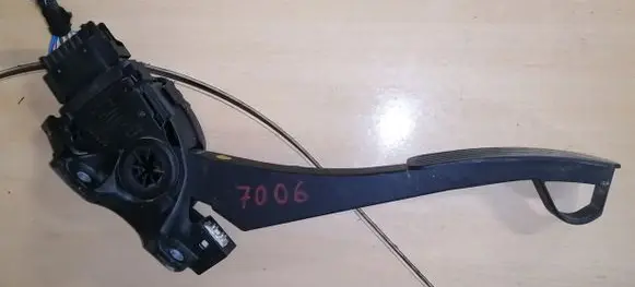 Volvo V70 Accelerator throttle pedal 30715175