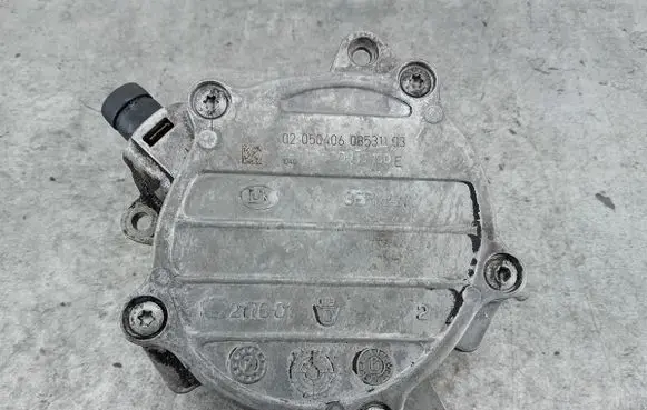 Volkswagen PASSAT B6 Vacuum pump 06D145100E