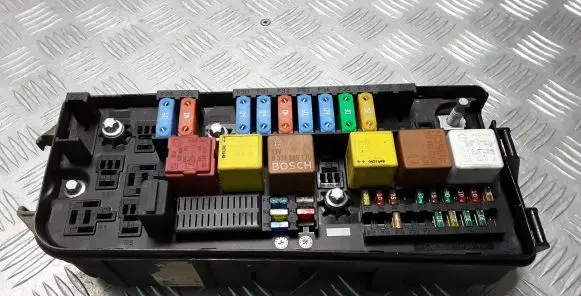Opel Vectra C Fuse module 13198102