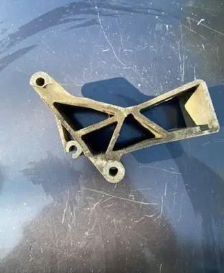 Engine mounting bracket
