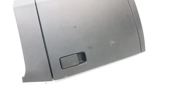 Volkswagen Polo VI Glove box