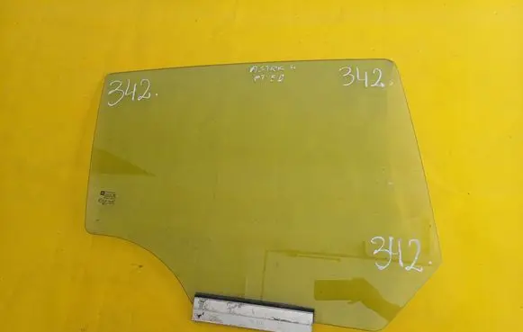 Opel Astra H Rear door window glass