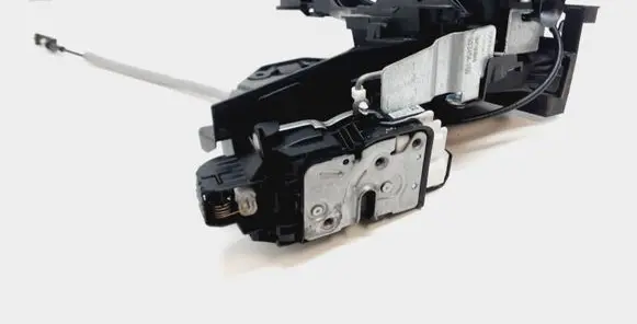 Volvo V40 Front door lock 31440391