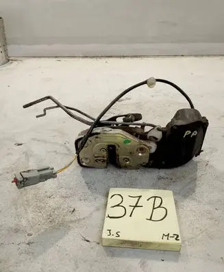 Honda CR-V Front door lock 72111S10A01