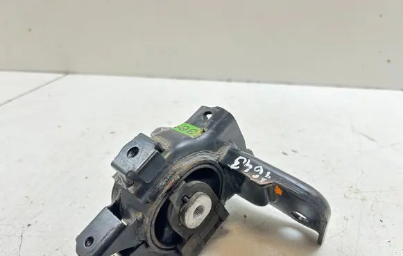 Lexus CT 200H Engine mount bracket