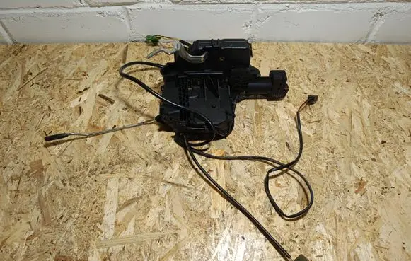 Mercedes-Benz CLS C219 Rear door lock 2197300835