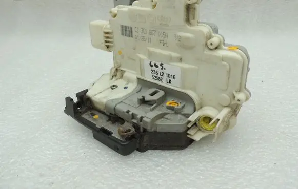 Volkswagen Tiguan Front door lock 3C1837015A