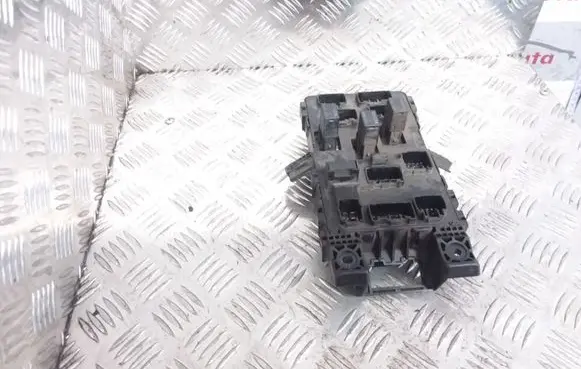 Toyota Avensis T220 Fuse module 8264105011 05810530