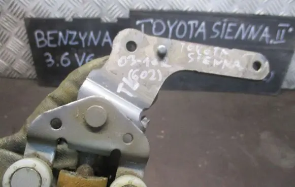 Toyota Sienna XL20 II Sliding door lower roller guide/hinge 