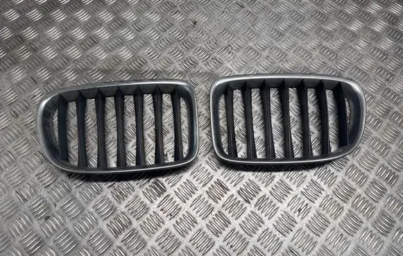 BMW X1 E84 Front grill 2993305 2993306