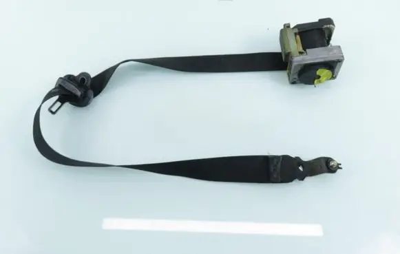 Skoda Fabia Mk1 (6Y) Front seatbelt 33017328 6Y0857702E