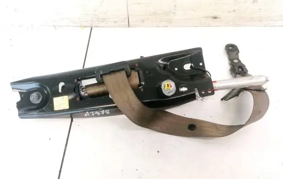 Volvo V70 Front seatbelt 39865064