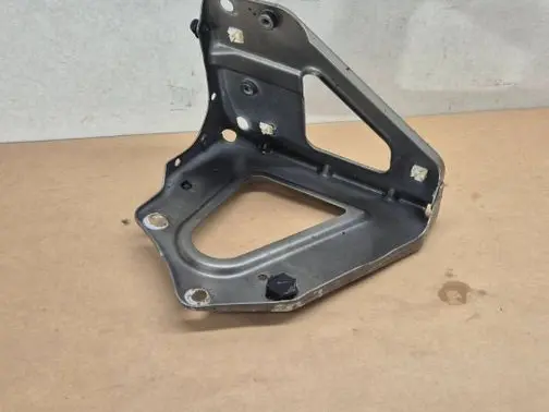 Audi A6 S6 C6 4F Fender mounting bracket 4F0821135