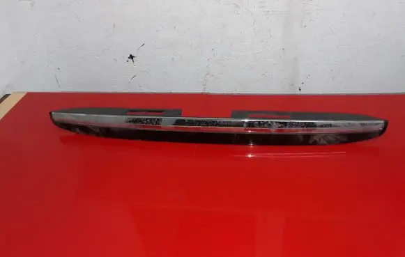 Lexus RX 300 Trunk door license plate light bar 7680148040 7680148050
