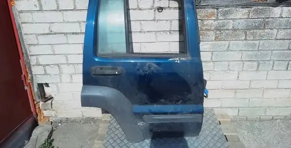 Jeep Cherokee Rear door