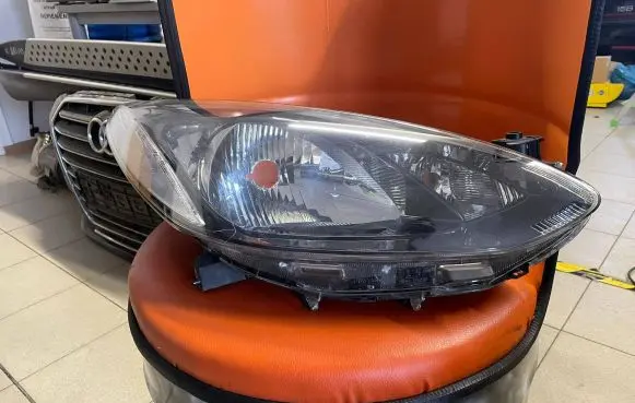 Mazda 2 Headlight/headlamp D65151030