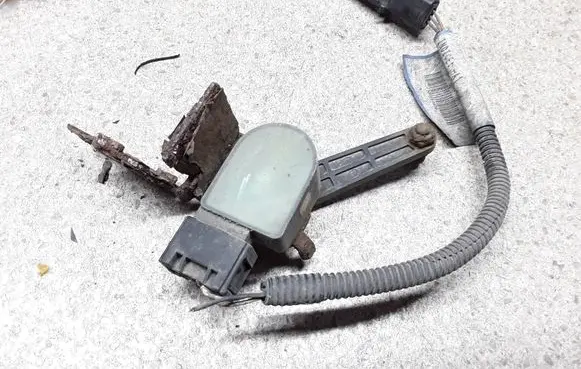 Renault Espace - Grand espace IV Air suspension front height level sensor 8200022012