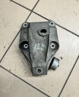BMW 5 F10 F11 Engine mounting bracket 6777623