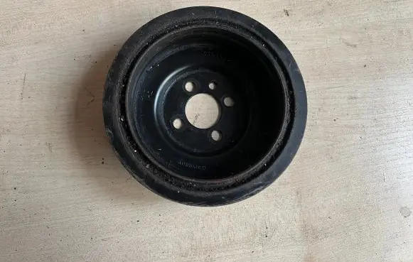 Volkswagen Golf Plus Crankshaft pulley 03G105243