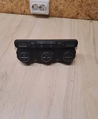 Volkswagen PASSAT B6 Climate control unit 74677512
