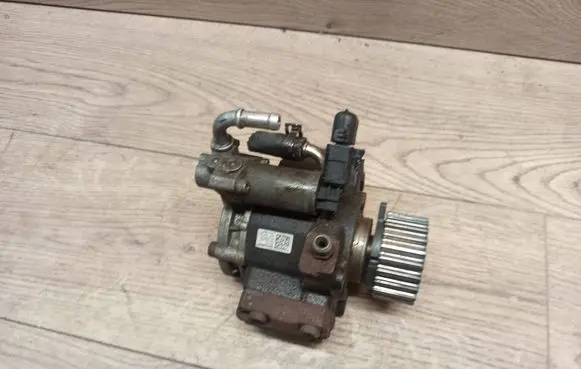 Volkswagen Touran II Fuel injection high pressure pump 03L130755E