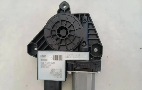 BMW X3 G01 Front door window regulator motor 7457249