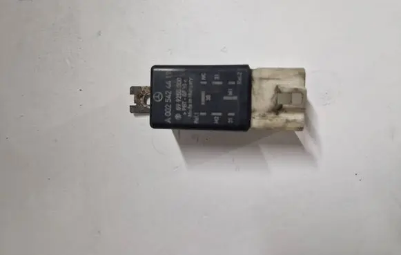 Mercedes-Benz Vito Viano W639 Coolant fan relay A0025424419