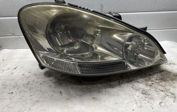 Toyota Avensis Verso Headlight/headlamp 7650