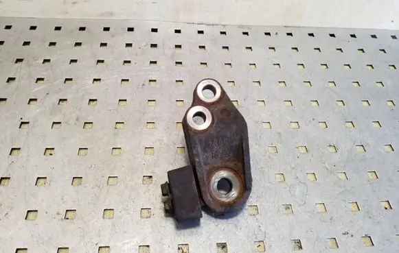 Toyota Corolla Verso AR10 Engine mounting bracket