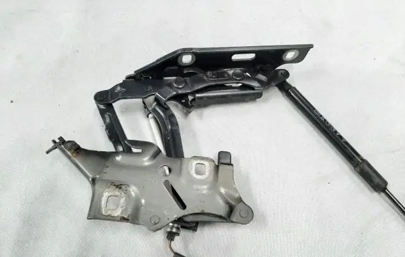 Engine bonnet/hood hinges