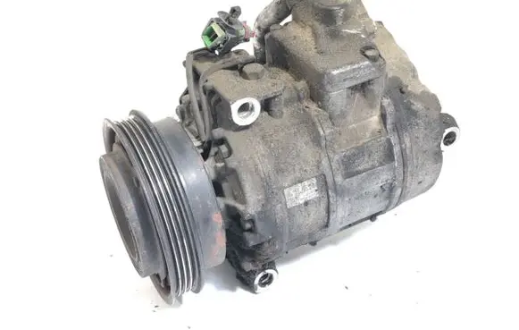 Volkswagen PASSAT B5.5 Air conditioning (A/C) compressor (pump) 8D0260808