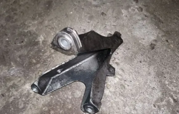 Audi A4 S4 B7 8E 8H Engine mounting bracket 8E0199308AR