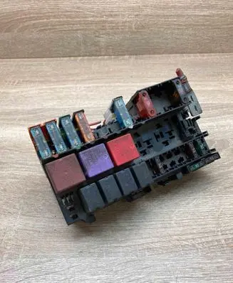 Renault Scenic I Fuse module 7703497782A