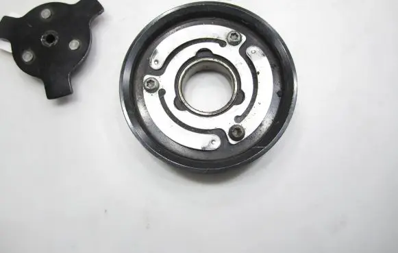 Volkswagen PASSAT B7 Air conditioning compressor pulley 