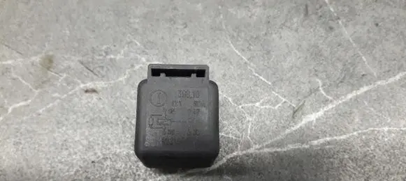 Opel Astra G Fuel pump relay 90213540