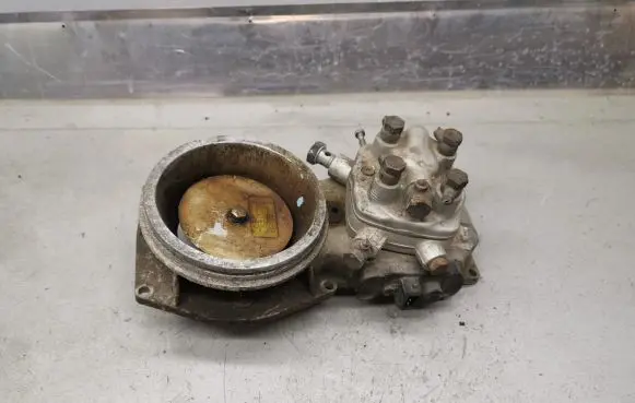 Audi 80 90 B3 Fuel distributor 0438121070 026133353D 0438101035