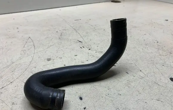 Mercedes-Benz C W203 Engine coolant pipe/hose 15330T1