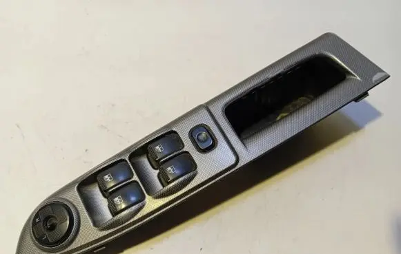 Hyundai Getz Electric window control switch 935701C110