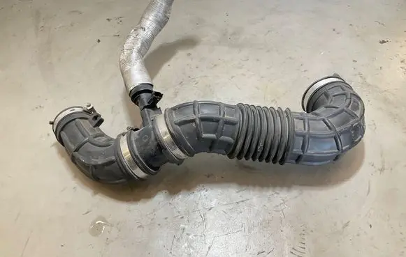 Ford Transit Courier Air intake hose/pipe GK219R504AG