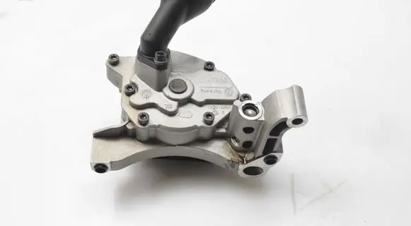 Volkswagen Golf V Oil pump 03C103669E