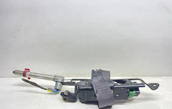 Volvo V70 Front seatbelt 8665872