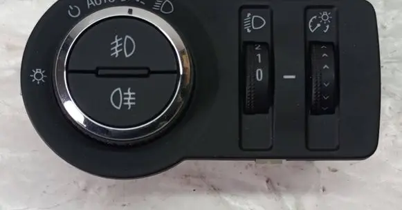 Chevrolet Cruze Light switch 13301752 1074