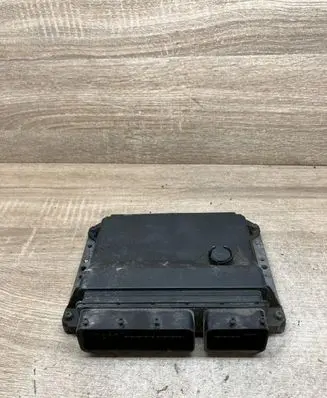 Toyota Avensis T270 Engine control unit/module 8966105D30 MB2759000181