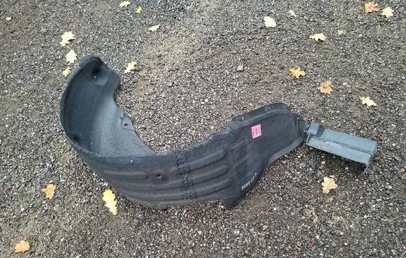 Rear arch fender liner splash guards