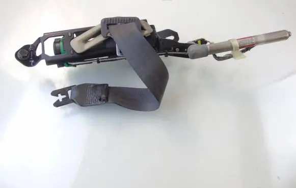 Volvo V70 Front seatbelt 9478153