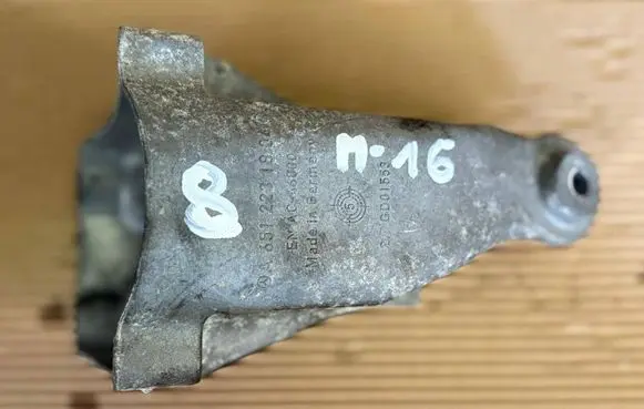 Engine mounting bracket